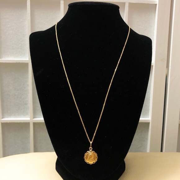 18K Solid Yellow Gold Mama Mary Coin Necklace - Picture 2 of 3